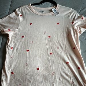 Old Navy Kiss Print tshirt